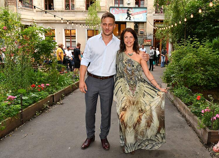 Die deutsche Schauspielerin Jana Pallaske und Schauspieler Tom Wlaschiha kommen am Donnerstagabend zu einem Empfang im Clärchens Ballhaus in Berlin.