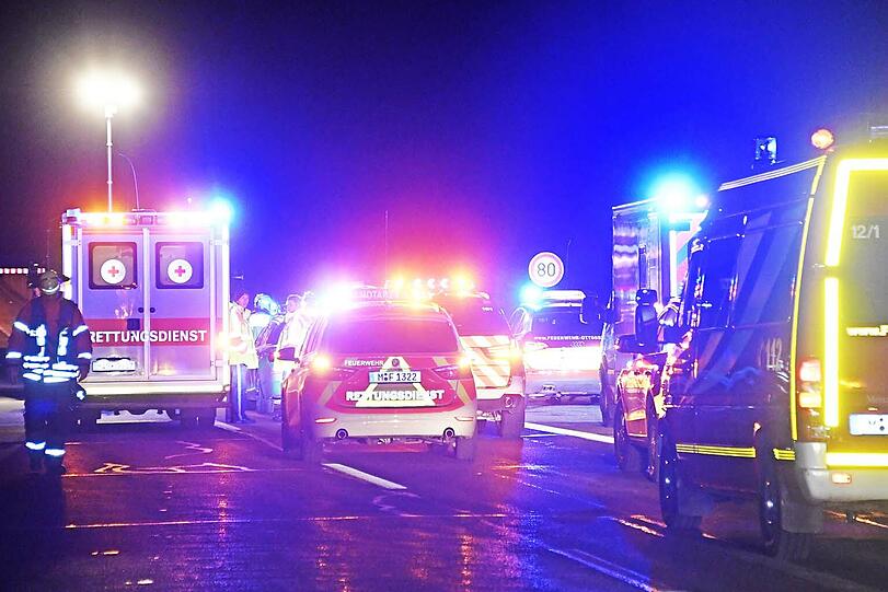 Ein Mercedes wurde bei einem Unfall auf der A8 schwer beschädigt. Die Bilder.