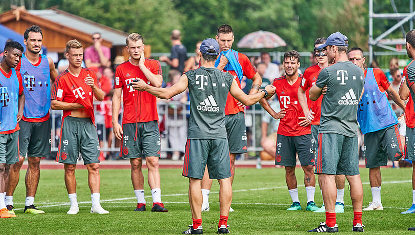 Immer unmissverständliche Ansagen: Niko Kovac (Mi.) inmitten der Bayern-Stars. Immer unmissverständliche Ansagen: Niko Kovac (Mi.) inmitten der Bayern-Stars.