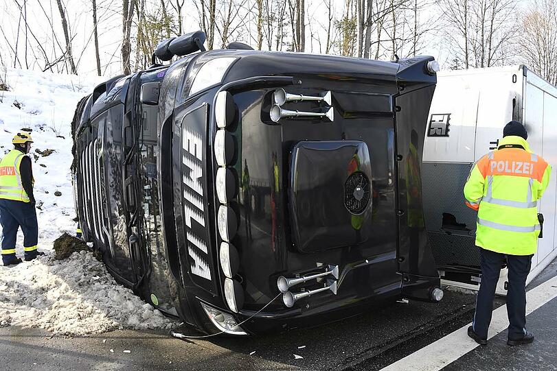 Bei einem Unfall am Donnerstag ist ein Lastwagen mit Schweinehälften umgestürzt.