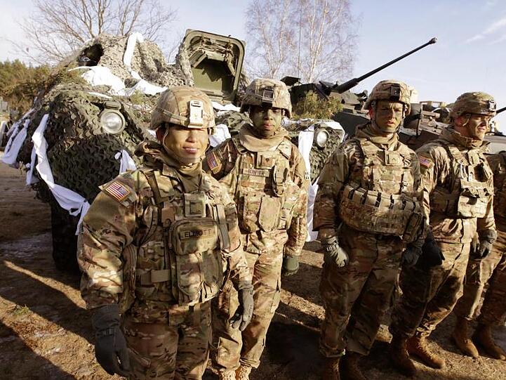 US-Soldaten stehen vor Beginn einer Übung mit polnischen Truppen in Zagan (Polen). (Archivbild).
