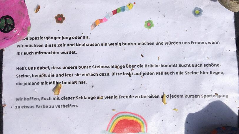 Diese Zeilen auf der Brücke fordern die Kinder zum Mitmachen auf.