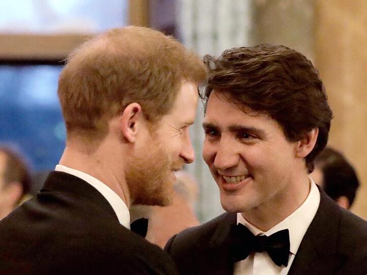 Prinz Harry (l) mit Kanadas Premierminister Justin Trudeau 2018 im Buckingham Palace.
