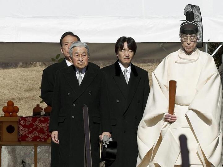 Japans Kaiser Akihito (2.v.l), und sein jüngster Sohn Prinz Fumihito von Akishino (m.) bei einer Zeremonie anlässlich des 30. Jahrestages des Todes von Kaiser Hirohito.