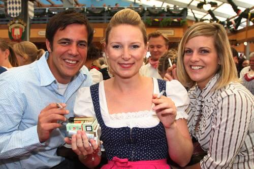 Letztmalig darf heuer auf der Wiesn in den Zelten geraucht werden - bloß mangelt's oft am Nachschub.