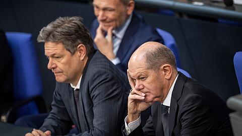 Bundeskanzler Olaf Scholz (SPD), Wirtschaftsminister Robert Habeck (Bündnis 90/Die Grünen) und Finanzminister Christian Lindner (FDP) verfolgen die Debatte zum Auftakt der Haushaltswoche.
