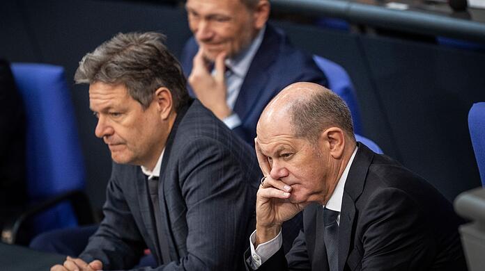 Bundeskanzler Olaf Scholz (SPD), Wirtschaftsminister Robert Habeck (Bündnis 90/Die Grünen) und Finanzminister Christian Lindner (FDP) verfolgen die Debatte zum Auftakt der Haushaltswoche.