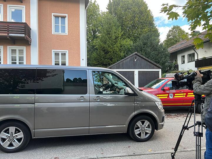 Vermummte Polizisten verlassen in Zivilfahrzeugen den Einsatzort in Starnberg.