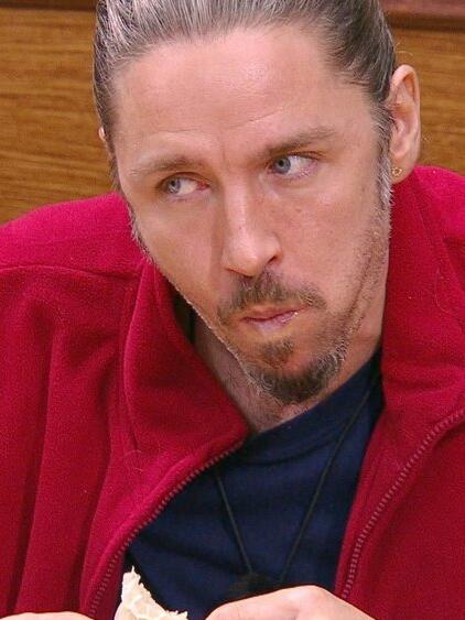 Gil Ofarim wurde zum Dschungelcamp-Auftakt von seinen Mitstreitern kritisch be&auml;ugt.