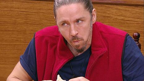 Gil Ofarim wurde zum Dschungelcamp-Auftakt von seinen Mitstreitern kritisch be&auml;ugt.