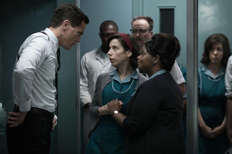 Der Sicherheitschef des Labors, Richard Strickland (Michael Shannon), nimmt sich die Putzfrauen Elisa (Sally Hawkins, Mitte) und Zelda (Octavia Spencer) zur Brust. Der Sicherheitschef des Labors, Richard Strickland (Michael Shannon), nimmt sich die Putzfrauen Elisa (Sally Hawkins, Mitte) und Zelda (Octavia Spencer) zur Brust.