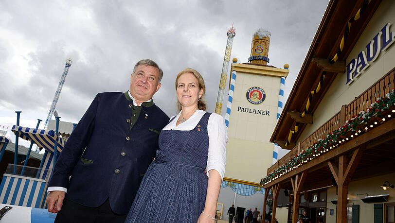 Das neue Wirtepaar Lorenz und Christine Stiftl vor ihrem Paulaner-Festzelt. Am Montagabend soll es hier zu Unruhen unter den Mitarbeitern gekommen sein.