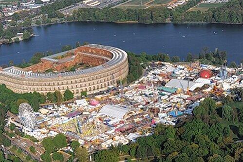 Am Dutzendteich am Fuße der Kongresshalle ist die Stimmung wie auf einem Basar.