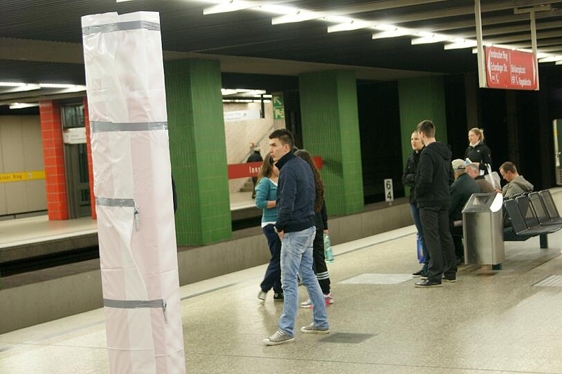 Verhüllte Notrufsäule am U-Bahnhof Innsbrucker Ring.