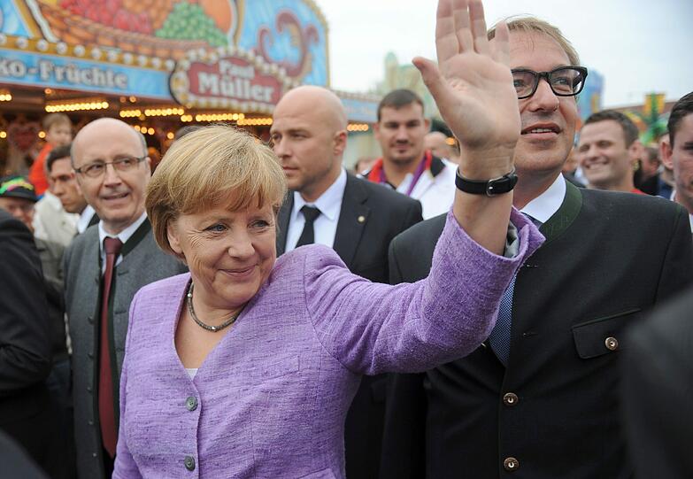 Oans, zwoa, gsuffa. Auf dem Gillamooser Volksfest pflegt Angela Merkel bayerische Gewohnheiten.