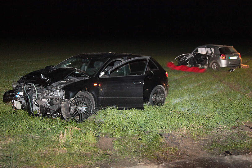 Horror-Unfall im Landkreis Erding: Ein Ehepaar stirbt nach einem Zusammenstoß mit einem 26-jährigen Autofahrer. Der Mann wird leicht verletzt. Die Ursache des Unfalls, der sich am späten Mittwochnachmittag ereignete, ist noch unklar. Hier sehen Sie die Bilder vom Unfallort.