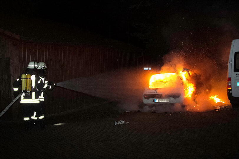 Aus bislang ungeklärter Ursache ging in Traunreut ein Kleinwagen in Flammen auf und brannte komplett aus.