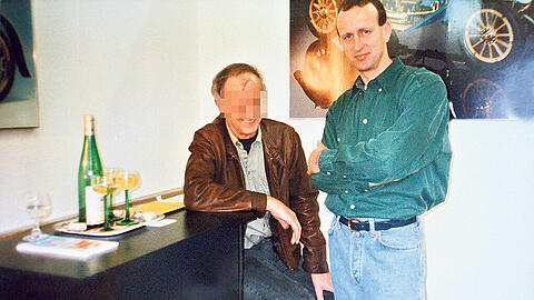 Beim Wein in privater Umgebung: Roland S. früher mit Hubert Haderthauer.