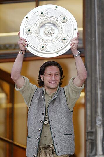 2003: Niko Kovac feiert samt Meisterschale auf dem Münchner Rathausbalkon.