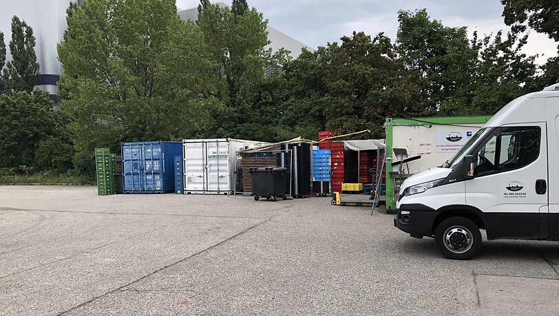 Hier treffen sich die Fahrer und Beifahrer am Morgen: Der Käfig auf dem Gelände der Großmarkthalle. Hier treffen sich die Fahrer und Beifahrer am Morgen: Der Käfig auf dem Gelände der Großmarkthalle.