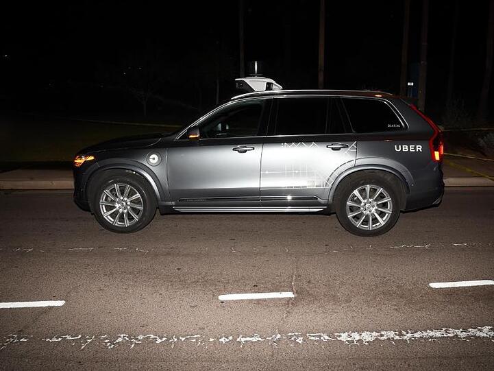 Bei einem Unfall im März 2018 hatte ein vom Computer gesteuerter Uber-Testwagen in der Stadt Tempe im Bundesstaat Arizona eine Frau getötet, die ein Fahrrad über eine mehrspurige Straße geschoben hatte.