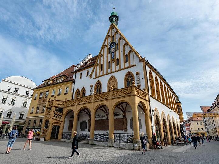 Das Rathaus in der Altstadt von Amberg. Foto: Armin Weigel/dpa/Archivbild