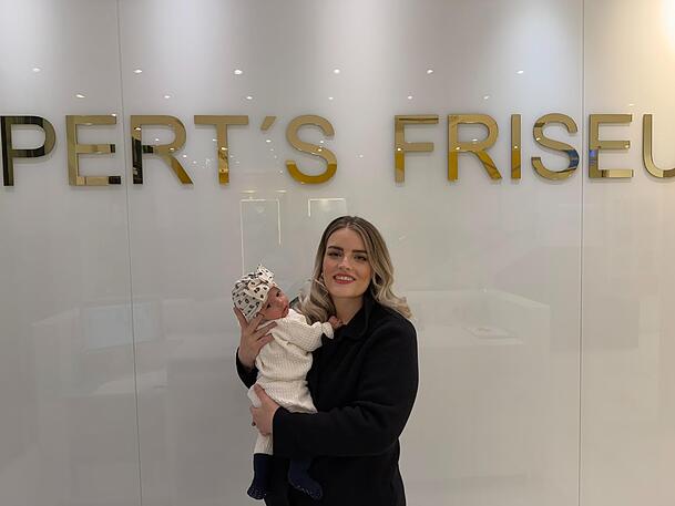 Baby Aurora Naima war natürlich schon im familieneigenen Friseur-Salon. Mama Maxyne Lippert zur AZ: "Ihren ersten Haarschnitt bekommt sie selbstverständlich bei uns."