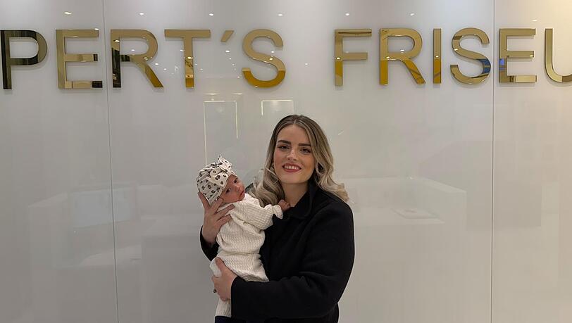 Baby Aurora Naima war natürlich schon im familieneigenen Friseur-Salon. Mama Maxyne Lippert zur AZ: "Ihren ersten Haarschnitt bekommt sie selbstverständlich bei uns." Baby Aurora Naima war natürlich schon im familieneigenen Friseur-Salon. Mama Maxyne Lippert zur AZ: "Ihren ersten Haarschnitt bekommt sie selbstverständlich bei uns."