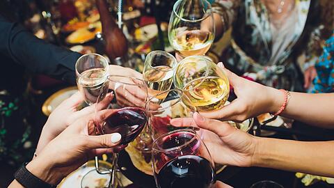 Nicht alles, was dem Alkohol nachgesagt wird, entspricht auch der Wahrheit.