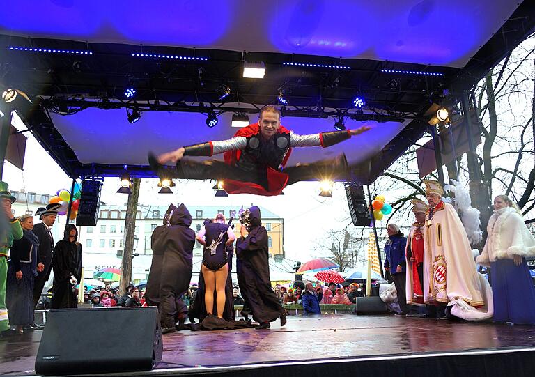 Showacts und Tanz der Marktweiber - hier gibt's die besten Bilder vom Faschingstreiben am Viktualienmarkt.
