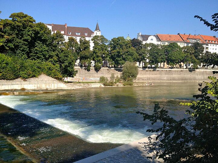 Der Blick in die Umgebung ist aber auch romantisch. Und das mitten in der Stadt. Das gibt's nur in München!