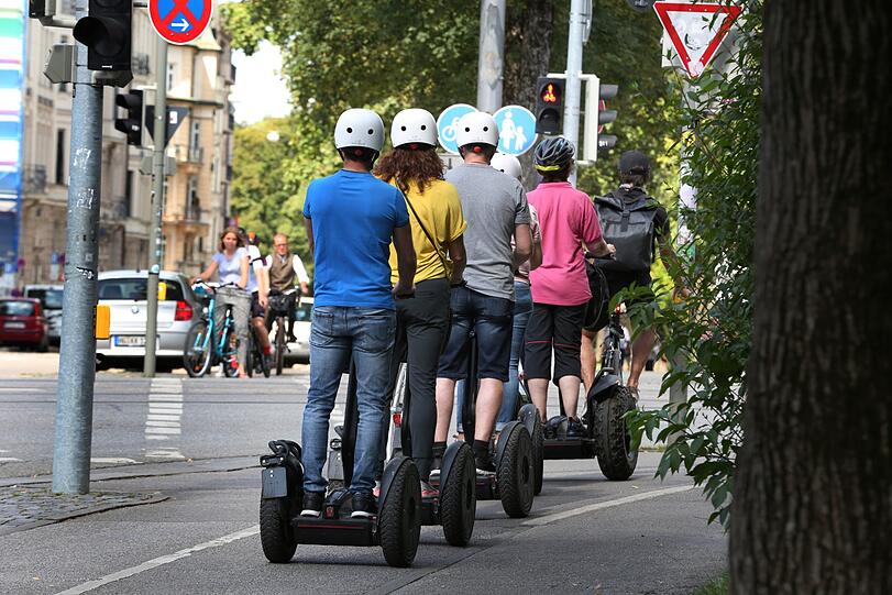 Diese Segway-Polonaise beweist: Touristen sind wieder da! Auf Fuß- und Radlwegen wird&rsquo;s da schon mal eng.