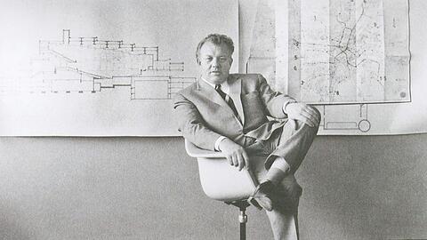 Ganz am Anfang standen Türen und Treppen: Josef Schörghuber Anfang der 60er Jahre in seinem Büro.