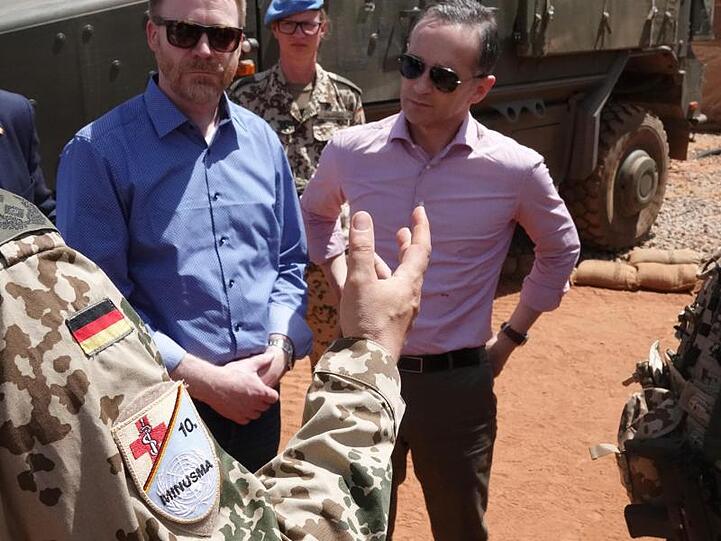 Bundesaußenminister Heiko Maas unterhält sich beim Besuch des Militärlagers "Camp Castor" in Mali mit Bundeswehrsoldaten.