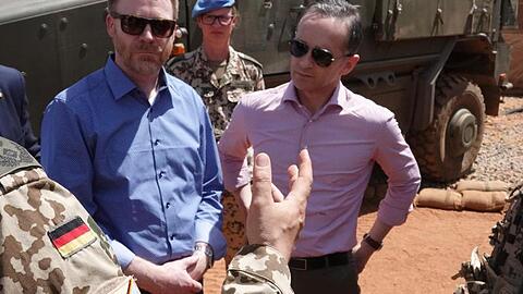 Bundesaußenminister Heiko Maas unterhält sich beim Besuch des Militärlagers "Camp Castor" in Mali mit Bundeswehrsoldaten.