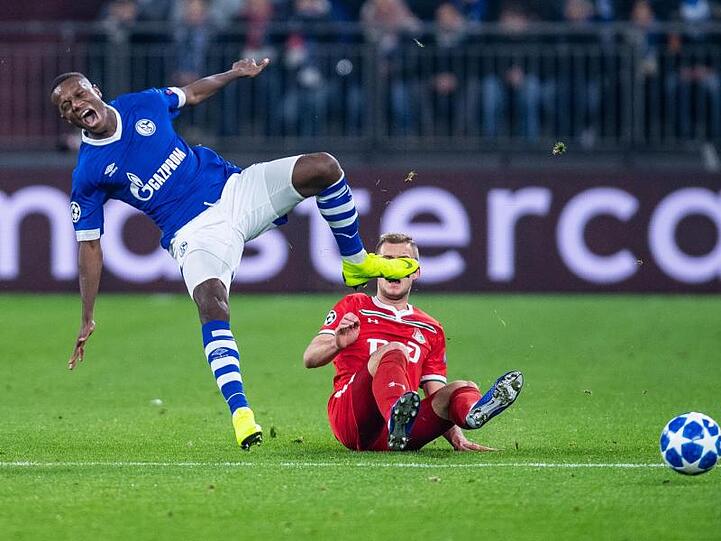Moskaus Dmitri Barinow (r) foult Hamza Mendyl vom FC Schalke 04, der daraufhin verletzungsbedingt ausgewechselt werden muss.