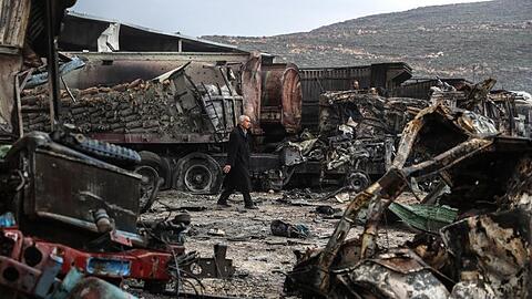 Ein Mann inspiziert im syrischen Bab al-Hawa angeblich durch russische Kampfflugzeuge verursachte Schäden.