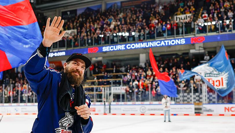 Kapitän Patrick Reimer verabschiedet sich von den Fans.