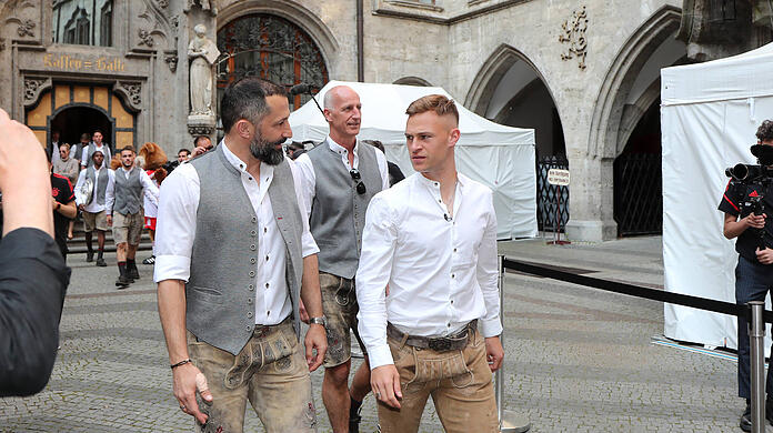 Joshua Kimmich (r.) und der entlassene Sportvorstand Hasan Salihamidzic bei der Meisterfeier am Sonntagnachmittag in der Münchner Innenstadt.