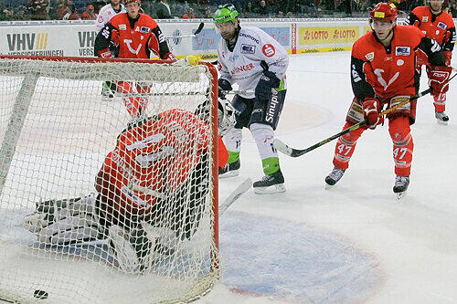 Finale furioso in Hannover: In der Verlängerung staubte Scott King (weißes Trikot) zum Nürnberger 3:2-Sieg ab. Scorpions-Keeper Alexander Jung war chancenlos.