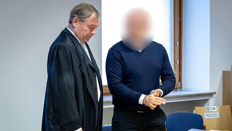 Der angeklagte ehemalige Bankangestellte, hier neben seinem Anwalt, räumte die ihm vorgeworfenen Betrugstaten vor Gericht weitgehend ein.
