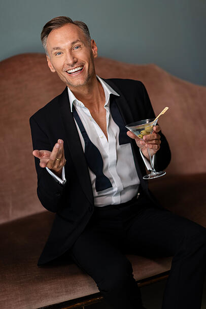 Moderator Thomas Gierling pr&auml;sentiert das Programm auf der Silvestermeile in M&uuml;nchen