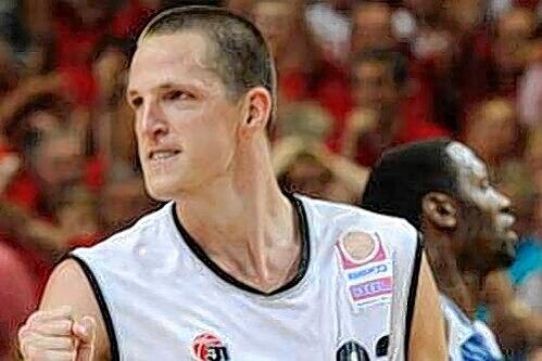 Caey Jacobsen bleibt den Bamberger Basketballern treu.