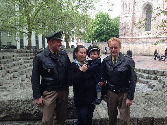 Von links: Polizist Harald Haberl reanimierte den Buben, In der Mitte: Mutter Alexandra Rehlen mit ihrem Buben Gregor (wird im Juni 2). Ganz rechts: Polizist Andreas Simbeck. Er verständigte den Rettungswagen.