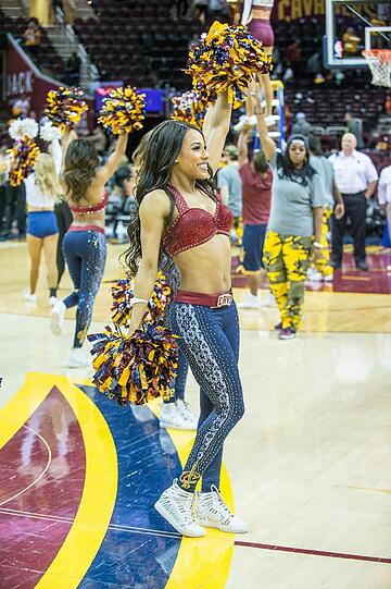 Im ersten Duell der NBA-Finalserie gingen die Cleveland Cavaliers gegen die Golden State Warriors unter. In jeder Hinsicht obenauf: die Cheerleader der Cavs! Sehen Sie selbst - die Bilder...