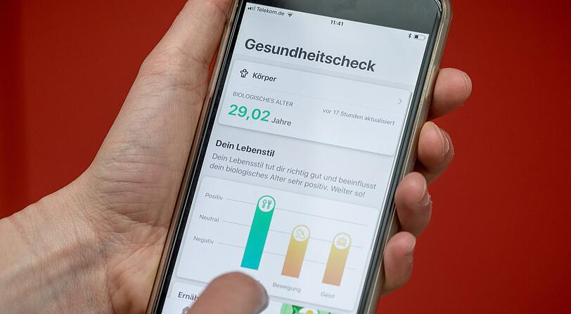 Ein Handybildschirm zeigt die App "Vivy", aufgenommen bei der Vorstellung der neuen digitalen Gesundheitsakte mit dem Namen "Vivy". Die App soll für Versicherte mehrerer gesetzlicher und privater Krankenkassen angeboten werden, darunter Allianz PKV, Bahn-BKK, DAK und IKK classic.