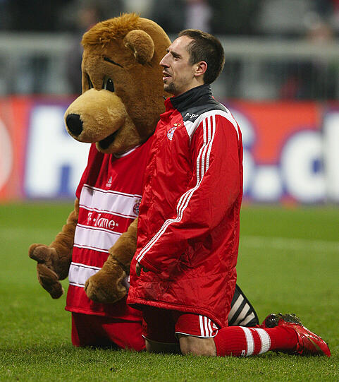 19. März 2008: Auch Bayern-Maskottchen Berni hat den Franzosen lieb. Szene nach dem 1:0 im Pokal-Halbfinale in der Allianz Arena gegen den VfL Wolfsburg.
