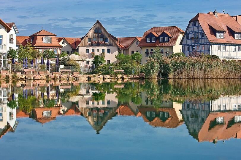 Wie Perlen an einer Kette glitzern die Gästehäuser des Seehotels Niedernberg.