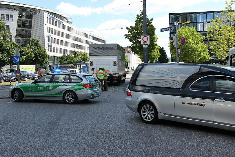Die Radfahrerin starb noch an der Unfallstelle.