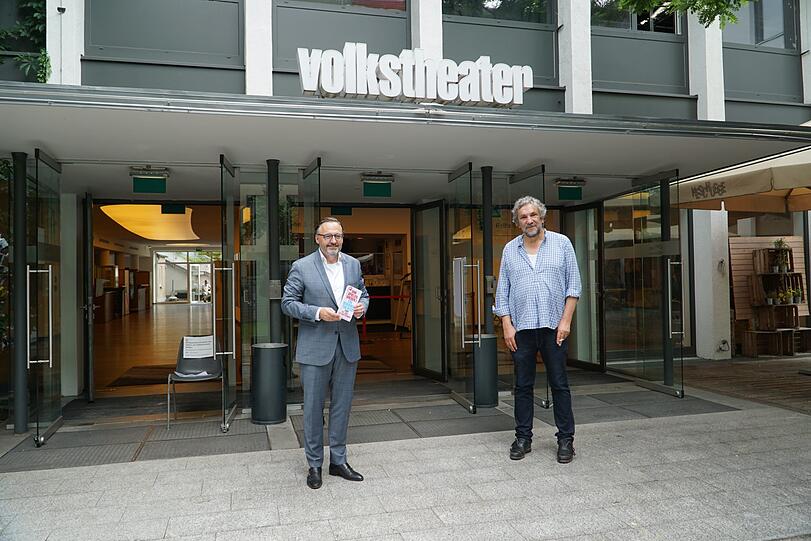 Christian Stückl mit dem Kulturreferenten Anton Biebl vor dem Volkstheater.